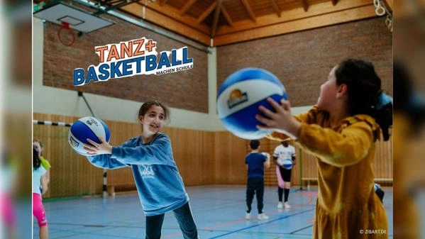 Bild zeigt Kinder mit Basketbällen in der Turnhalle.