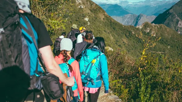 Bild zeigt eine Gruppe beim Wandern in den Bergen.